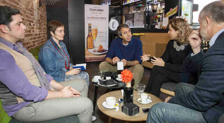 De izquierda a derecha, Jose Ramón Alarcón, Merche Medina, Salva Torres, Mariángeles Fayos y Enrique Fayos, en un momento de los Desayunos Makma en Lotelito. Foto: Fernando Ruiz. 