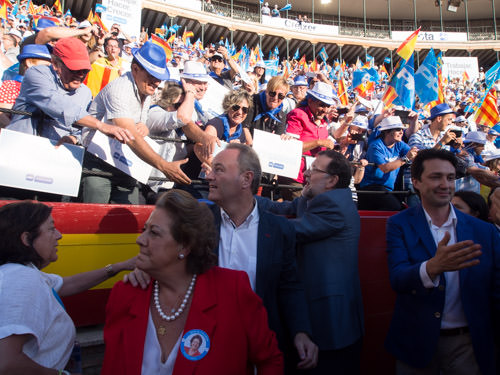 Mitin del PP en la Plaza de Toros de Valencia, con Rita Barberá, Alberto Fabra y Mariano Rajoy, en mayo de 2015.