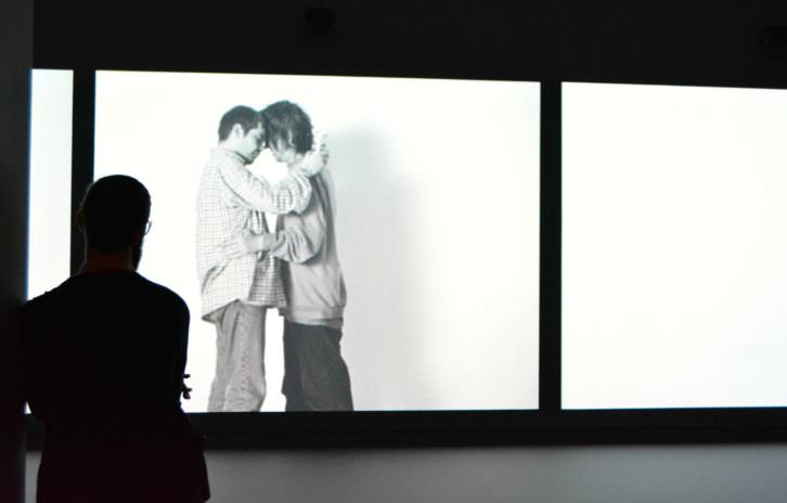 Video de Gillian Wearing en la exposición del IVAM. Fotografía de Jose Ramón Alarcón. 