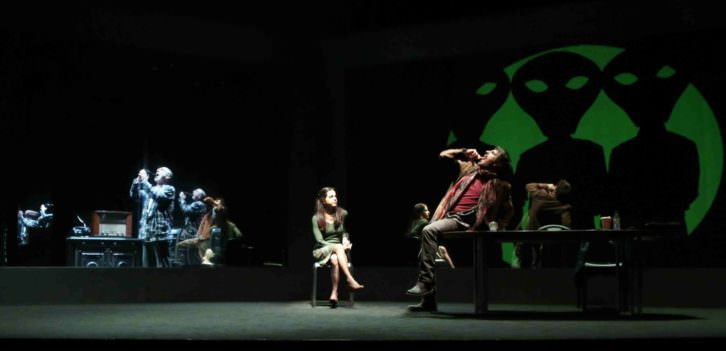 Escena de 'La guerra dels mons 2.0', de L'Horta Teatre. Imagen cortesía de la compañía.