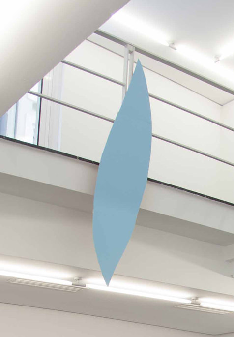 La silueta azul del Toro de Osborne expuesta en la galería Luis Adelantado. Imagen cortesía del artista.