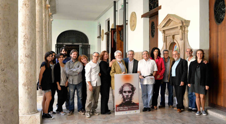 Algunos de los miembros de la iniciativa ciudadana responsable de Mostra Viva del Mediterrani. Imagen cortesía de La Nau de la Universitat de València.