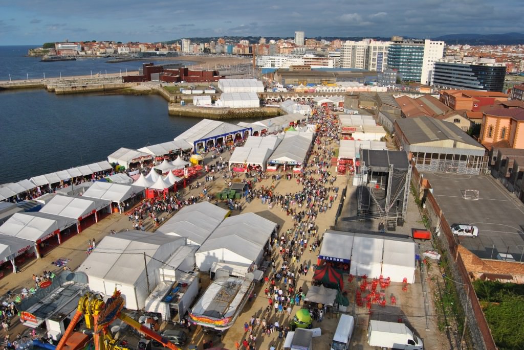 Imagen aérea de la distribución morfológica de la Semana Negra de Gijón en el antiguo astillero naval. Fotografía cortesía de los organizadores.