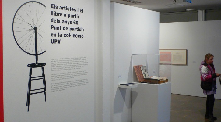 Cartela que abre la exposición Salt de pàgina. Imagen de Sansón Carrasco.