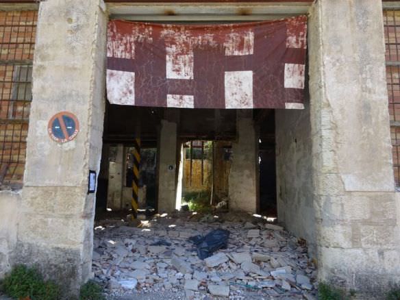 José Antonio Picazo entre las viejas fábricas de Alcoy. Imagen cortesía AKRA