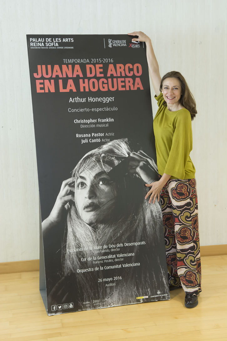 Rosana Pastor junto al cartel de Juana de Arco en la hoguera. Imagen cortesía de Les Arts.