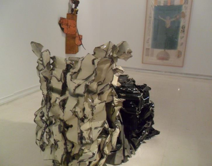 Escultura de John Chamberlain en 'Perdidos en la ciudad' del IVAM. 