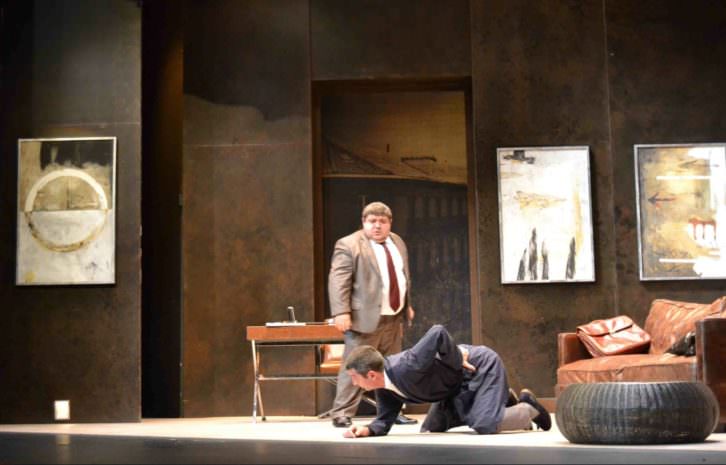Escena de El sopar dels idiotes en el Teatre Talia. Fotografía: Lorena Riestra.