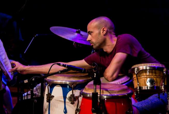 Carles Llidó revisando las partituras en pleno concierto en Peñiscola. Imagen A. Sambeat.