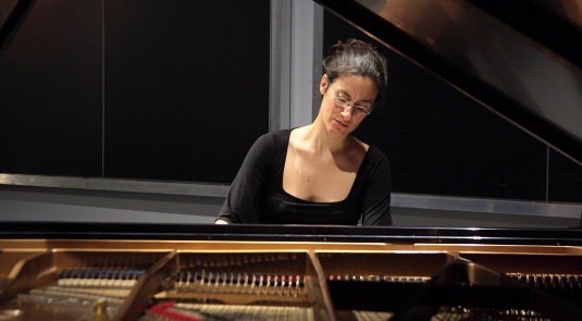 Imagen de la pianista Marta Espinós durante uno de sus conciertos. Fotografía cortesía del festival Ensems.