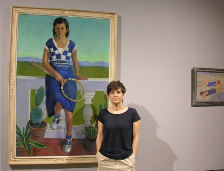 Mireia Ferrer junto al cuadro Retrato de Felicidad Marín, de José Manaut. Sala de Exposiciones del Ayuntamiento de Valencia.