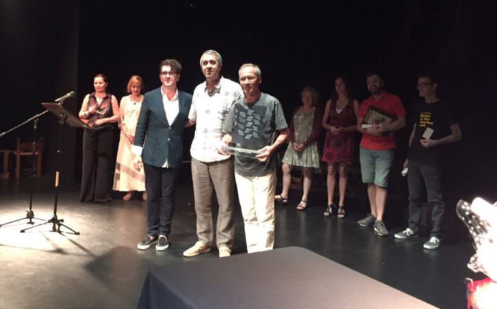 De izquierda a derecha, Pierre Louys Geldenhuys, autor del galardón, Salva Torres, director de Makma, y el representante de Zanguango Teatro, en el momento de entrega del Premio Makma al Mejor Espectáculo Nacional de Teatro en Sala Russafa. 