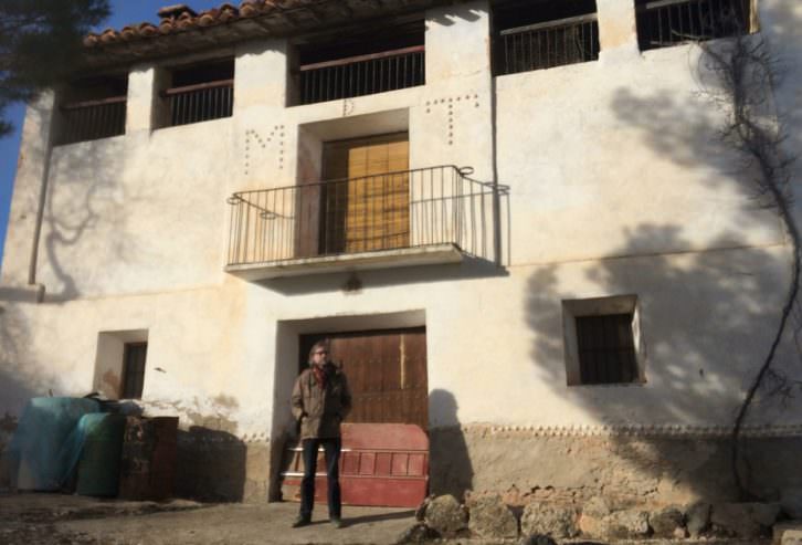 Víctor Amela frente a una casona del Maestrazgo. Imagen cortesía del autor.