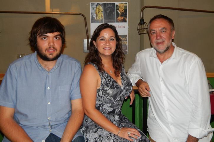 Carlos Pérez (izq), Carmen Juan y Ximo Pérez en la Fiesta de las Series en El Colmado de la Rivera. Foto: Noemi Torrijos. 