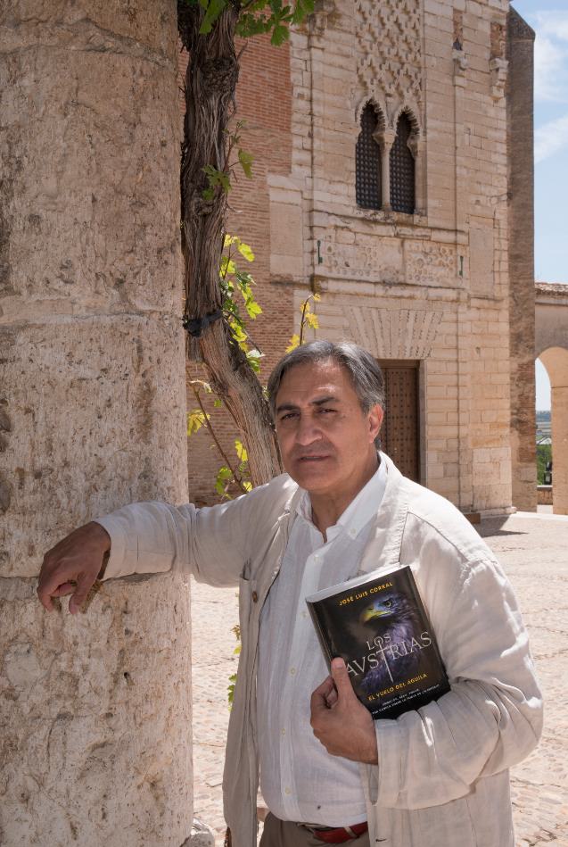 José Luis Corral con su libro. Fotografía de Carlos Ruiz.