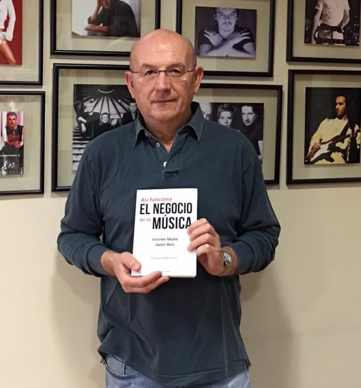 Vicente Mañó con su libro 'Así funciona el negocio de la música'. Imagen cortesía del autor.