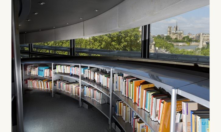 La biblioteca como trasfondo de 'Los señores del fin del mundo', de Enrique Vaqué. Imagen cortesía del autor.