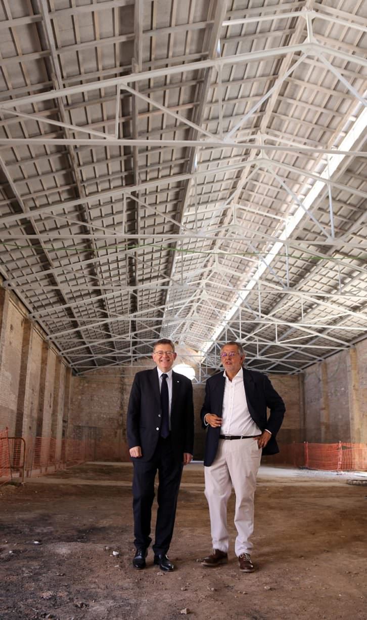 El presidente de la Generalitat, Ximo Puig, junto  al arquitecto Eduardo de Miguel. Imagen cortesía de Bombas Gens.