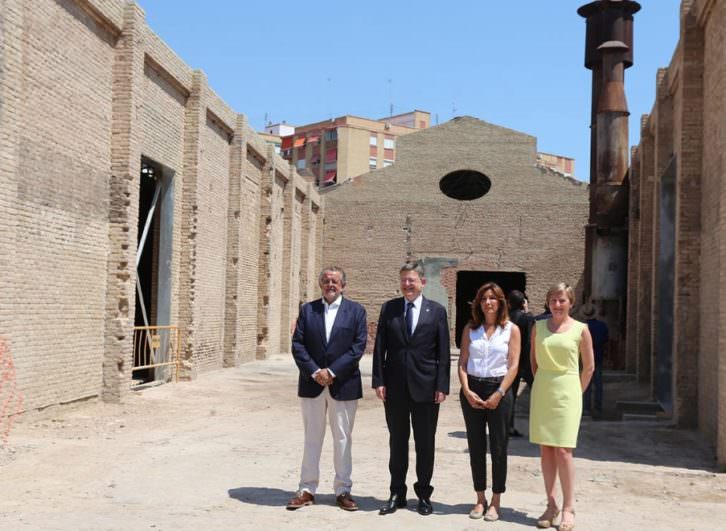 Ximo Puig, presidente de la Generalitat, junto a responsables de Bombas Gens.