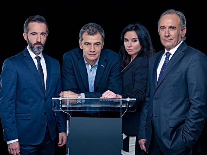 Toni Cantó, en el centro, junto a los actores de 'Debate'.