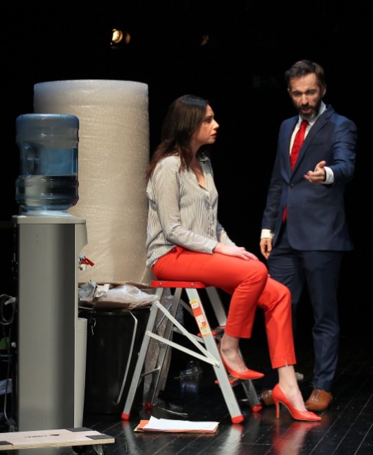 Escena de 'Debate', de Toni Cantó. Imagen cortesía de Teatro Talía.