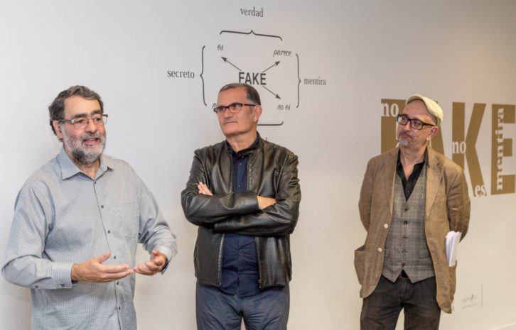 De izquierda a derecha, Joan Fontcuberta, José Miguel Cortés y Jorge Luis Marzo en la presentación de 'Fake. No es verdad, no es mentira'. Imagen cortesía del IVAM.