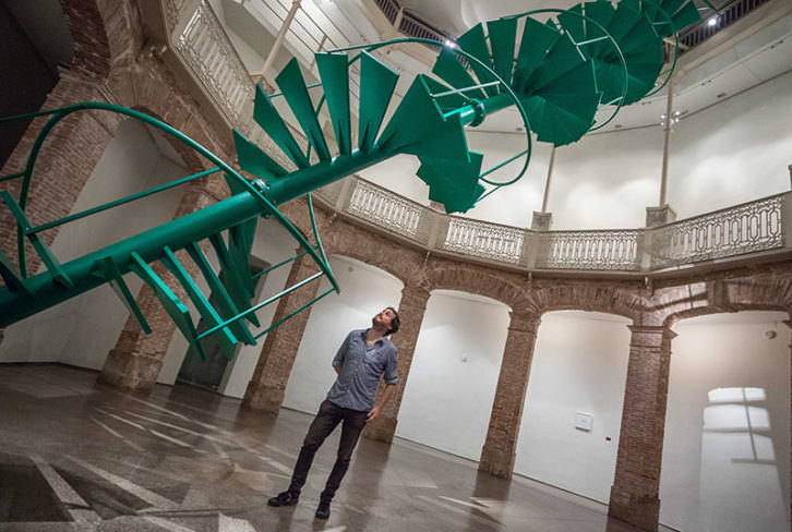 Fermín Jiménez Landa junto a su instalación 'El rayo verde'. Imagen cortesía del Consorcio de Museos.