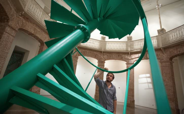 Fermín Jiménez Landa junto a su instalación 'El rayo verde'. Imagen cortesía del Consorcio de Museos.