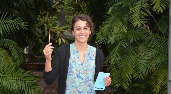 Cristina Ramírez muestra sus instrumentos de trabajo en el Jardín Botánico (Valencia)