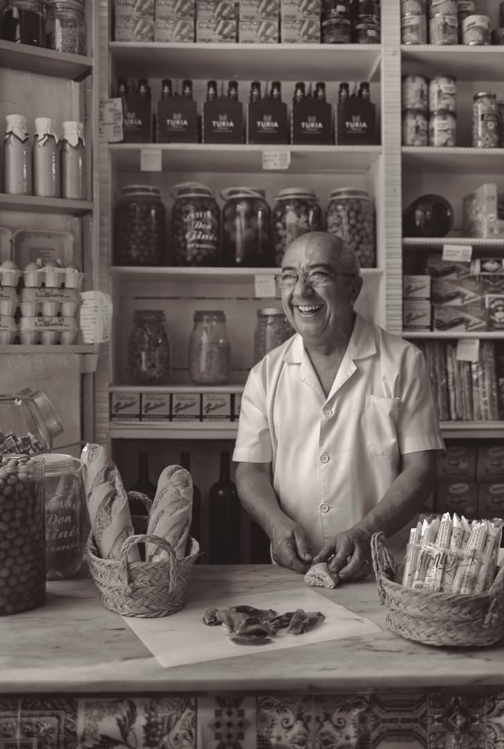 Enrique Dasí, fotografiado por Tania Castro. Imagen cortesía de Cerveza Turia. 