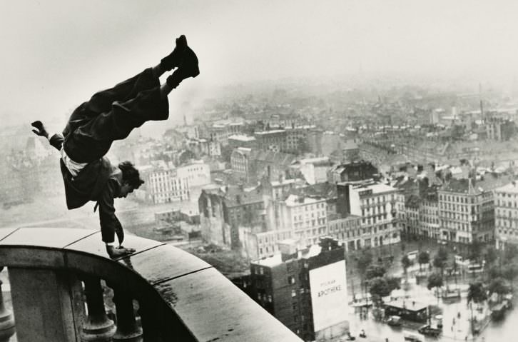 El trapecista, fotografía de Jürgen Schadeberg, que hablará de su trabajo en Sindokma. 