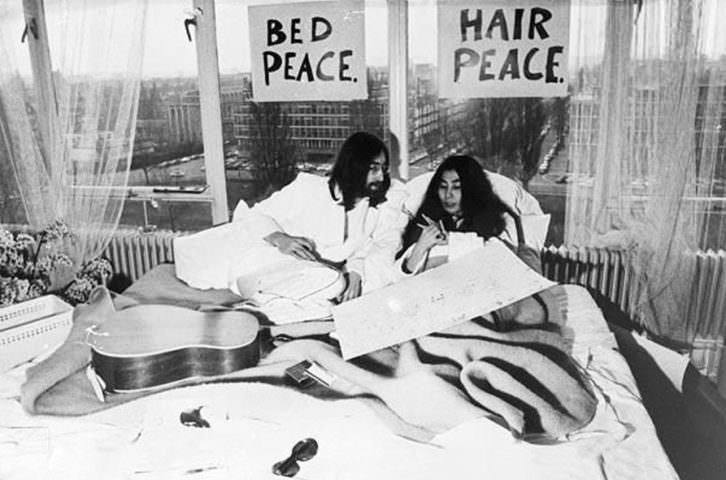 John Lennon y Yoko Ono en la performance contra la guerra.