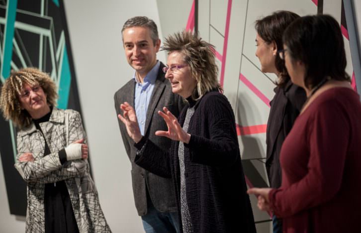 Carolina Ferrer (izquierda) y Encarna Sepúlveda (en el centro hablando), con José Luis Pérez Pont, director del Consorcio de Museos de la Generalitat Valenciana, entre ambas, durante la presentación de 'Ángulos del vacío'. Imagen cortesía del Centre del Carme.