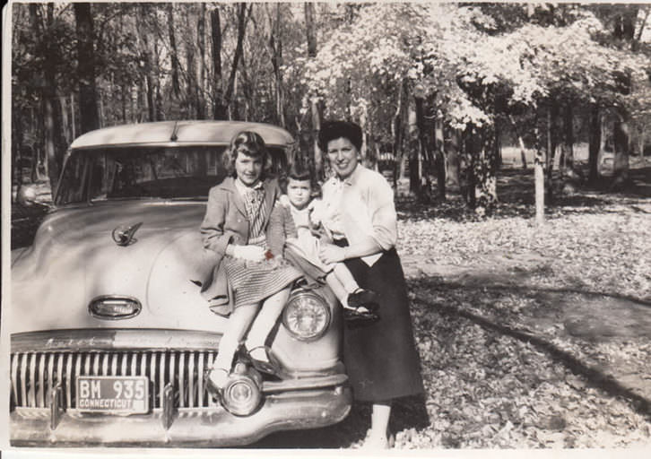 María Moreno, de Denia en New Britain, en los años 50 con el coche y los hijos. Imagen cortesía de InfoTV.
