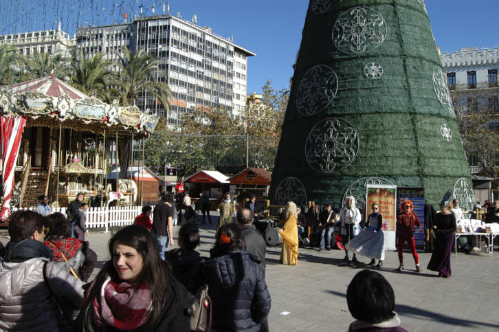 Un instante de la actividad 'Esta Navidad regala cultura valenciana' en la Plaza del Ayuntamiento de Valencia. Fotografía cortesía de los organizadores.