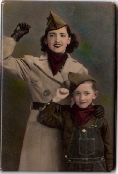 Una emigrante valenciana y su hijo americano fotografiados en Estados Unidos durante la guerra. Imagen cortesía de InfoTV.