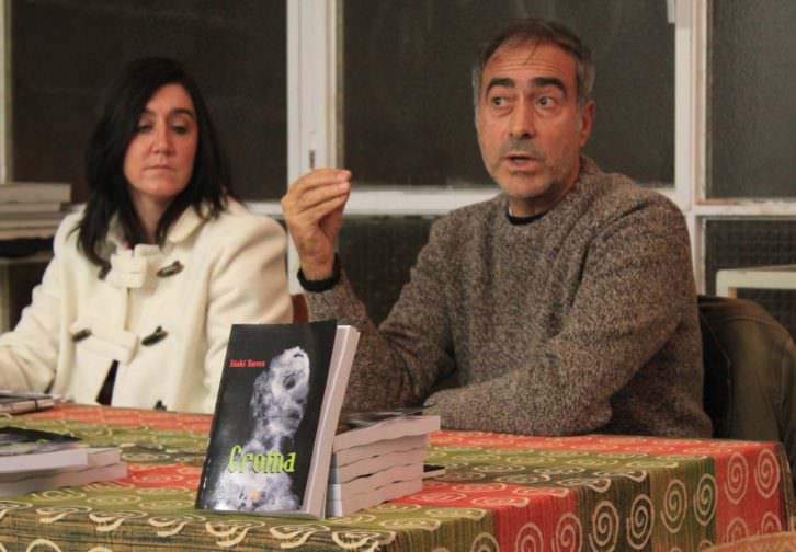 Iñaki Torres, junto a Mónica Gallego, en un momento de la presentación de su novela 'Croma'. Imagen cortesía del autor.