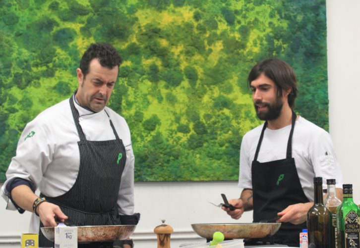 El cocinero Txetxu González (izquierda) en el show cooking que acompañó a la presentación de la novela 'Croma', de Iñaki Torres. Imagen cortesía del autor. 