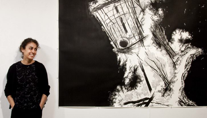 Cristina Ramírez ante una de las obra de 'Negro humo'. Fotografía: Consuelo Chambó.