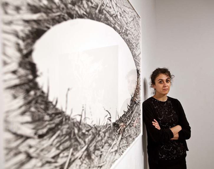 Cristina Ramírez ante una de las obra de la exposición 'Negro humo'. Fotografía: Consuelo Chambó.