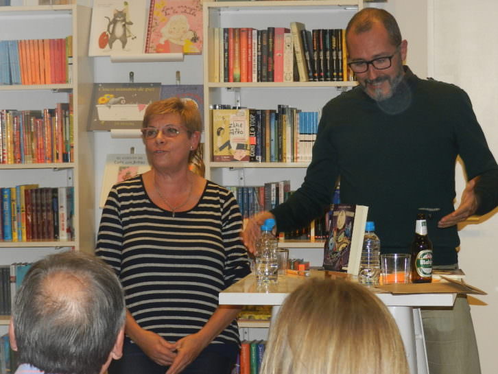 Elena Casero en la presentación de uno de sus libros. Imagen cortesía de la autora.