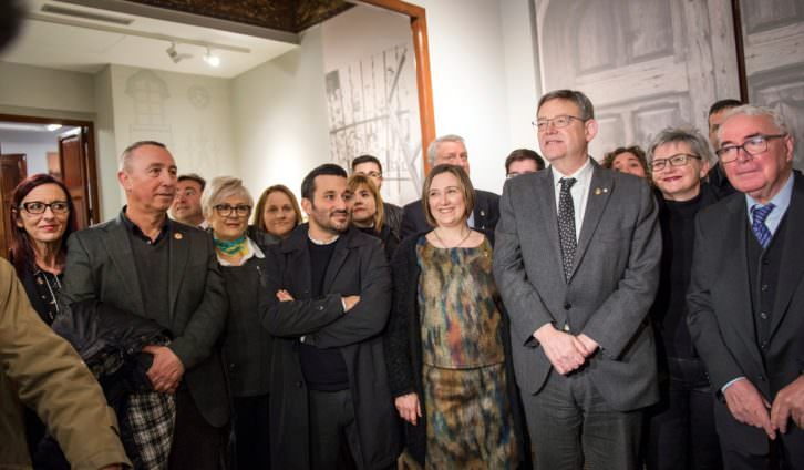 Representantes institucionales durante la inauguración del Museu Joan Fuster. Fotografía de Raquel Abulaila cortesía de la Diputación de Valencia.