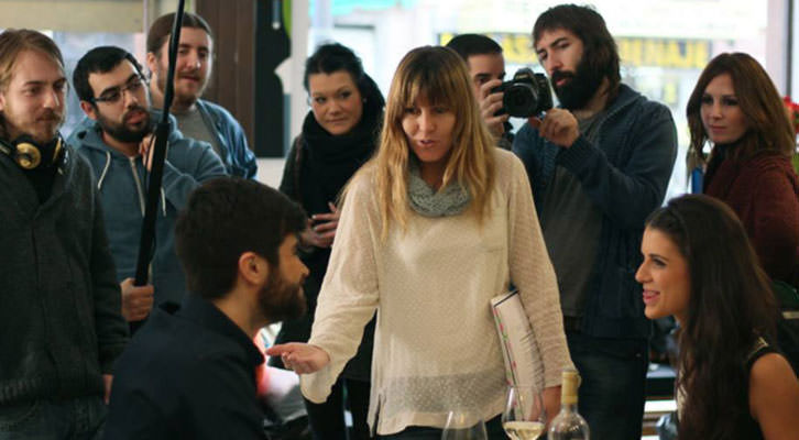 Ana Ramón Rubio, en el centro de la imagen, directora de Sin Vida Propia, con el equipo de la nueva web serie.