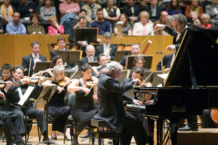 Daniel Barenboim al piano junto al director Yaron Traub. Fotografía de Eva Ripoll por cortesía del Palau de la Música.