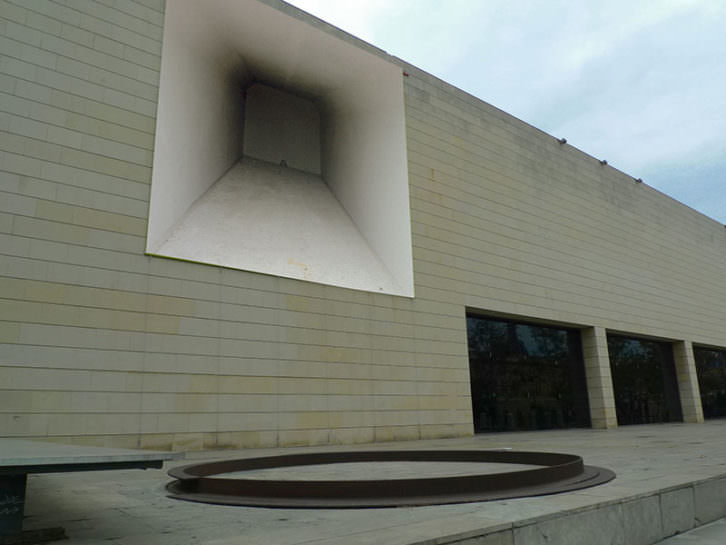 La obra Box (Caja) en diálogo con la escultura de Richard Serra. Imagen cortesía del IVAM.