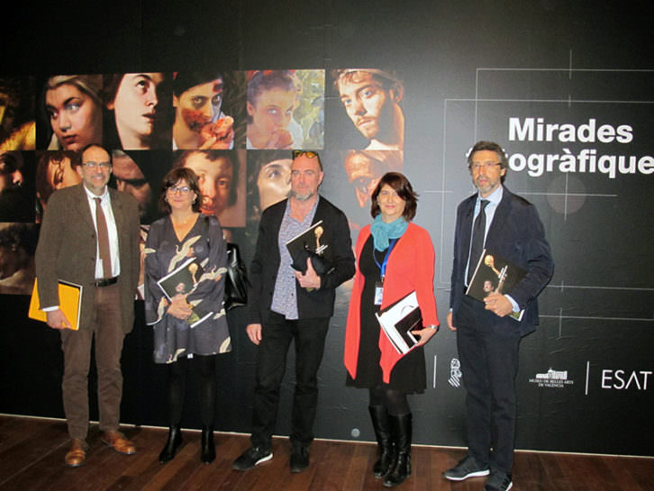 Responsables de la exposición 'Miradas fotográficas', en la presentación. Imagen cortesía del Museo de Bellas Artes.