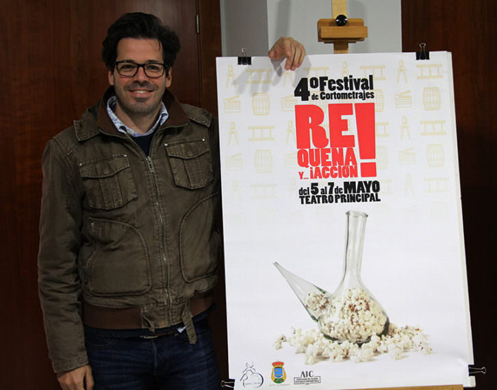 Ángel G. Gómez junto a su cartel. Imagen cortesía de 'Requena y...¡Acción!'.