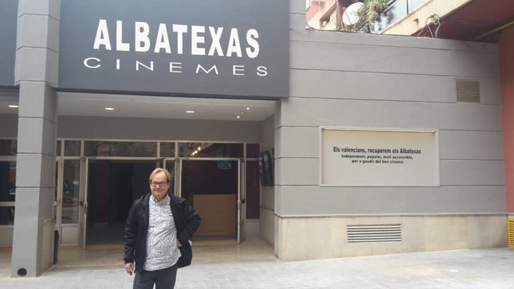 Ventura Pons, delante de los nuevos cines AlbaTexas. Imagen cortesía de AlbaTexas. 