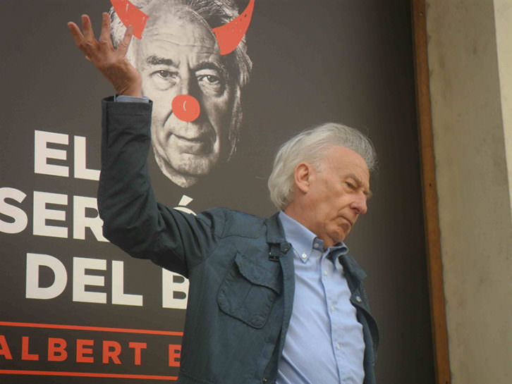 Albert Boadella posando junto al Teatro Talía de Valencia.