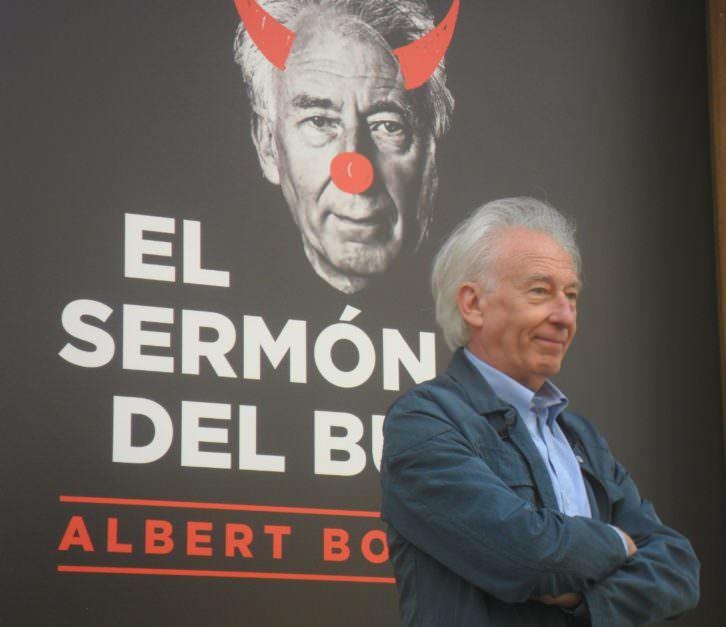 Albert Boadella posando junto al Teatro Talía de Valencia.